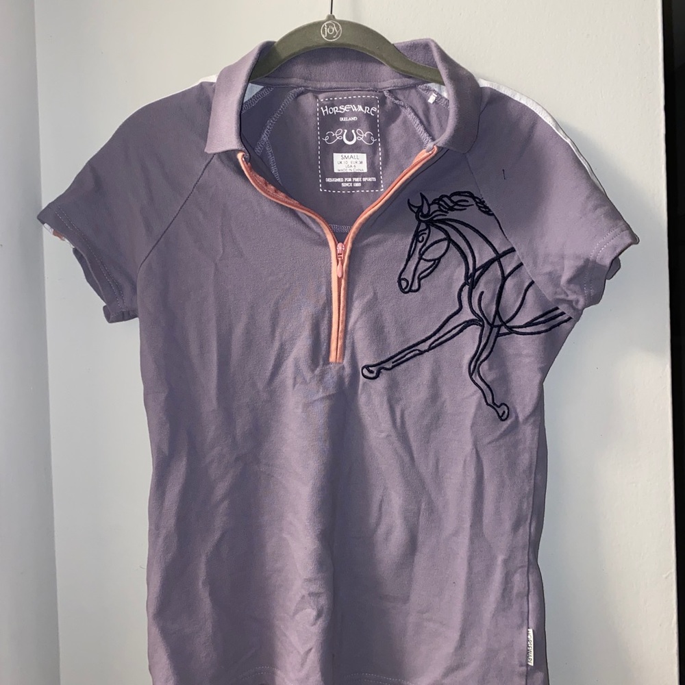 Short sleeved purple shirt, with stripes on the shoulders